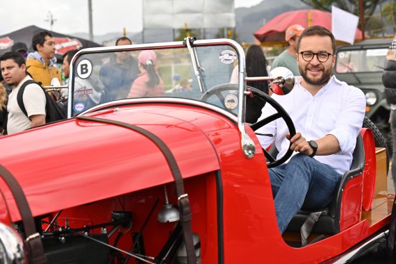<p>Así se vivió la segunda edición del Desfile de Autos Clásicos y Antiguos en Bogotá</p>