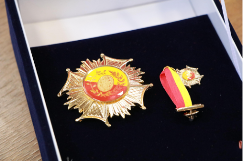 Condecoración Fundación Casa B 