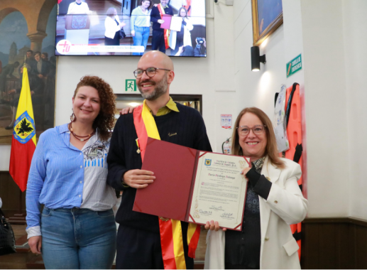 <p>Concejalas del Pacto Histórico Ana Teresa Bernal y Donka Atanassova entregan reconocimientos a la Fundación Casa B por su labor comunitaria en Bogotá</p>