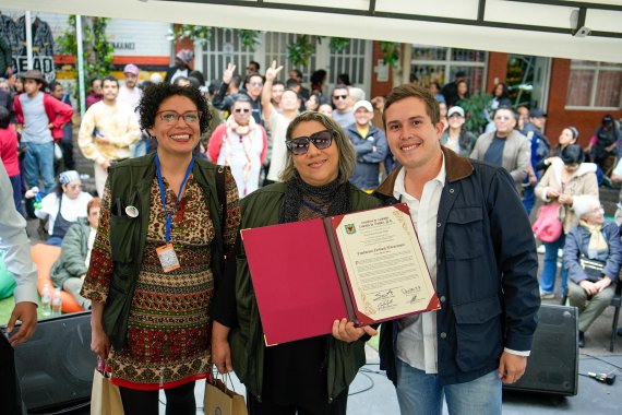 <p>Jesús David Araque entregó el reconocimiento de Nota de Estilo a la Fundación Festival Macarenazo </p>