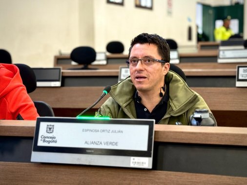 <p>Tasers a $26 millones, más caros que un fusil: concejal Julián Espinosa denuncia millonario contrato de la Secretaría de Seguridad</p>