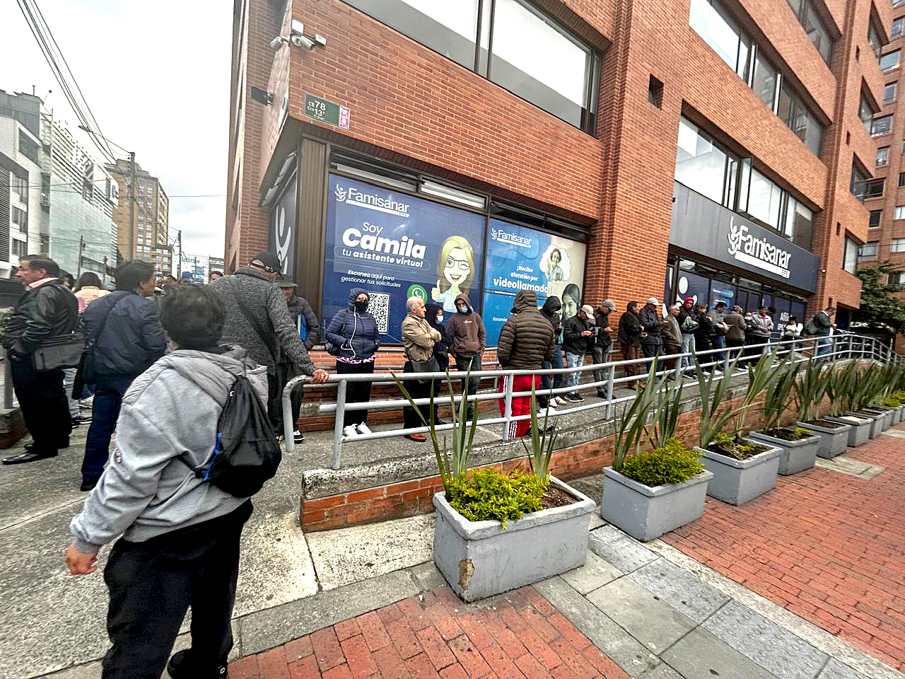 Fotografía de fila afiliados EPS