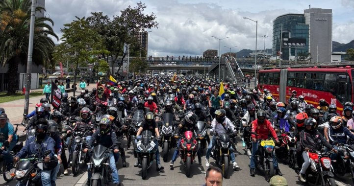 <p>Los líderes del gremio del transporte llevaron a Bogotá a una movilización histórica y pacífica</p>