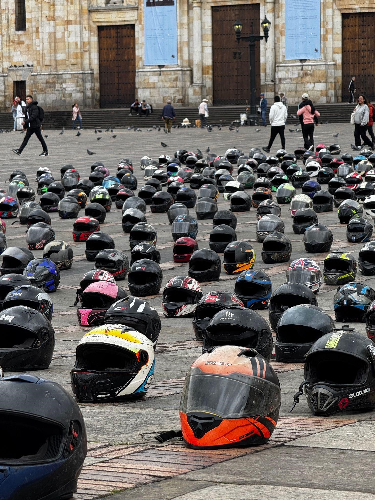 Imagen cascos en la Plaza de Bolívar