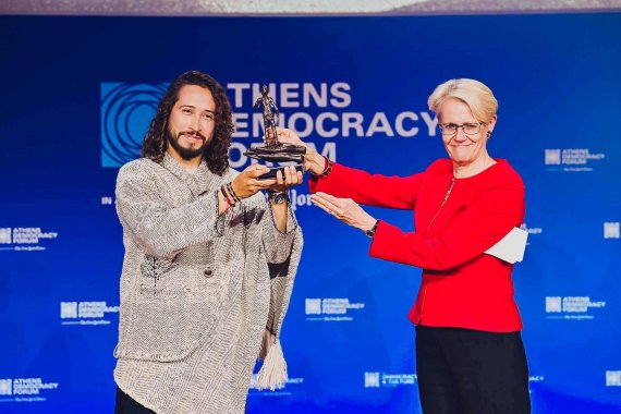 <p>“La educación ciudadana es la clave para superar los desafíos actuales que enfrenta la democracia”: concejal Julián Sastoque al recibir el Kofi Annan NextGen Democracy Prize 2025</p>