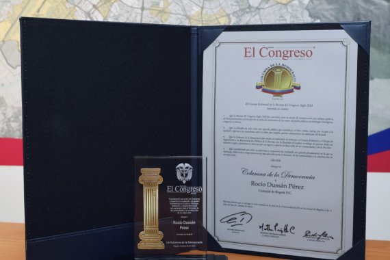 <p>Concejal Rocío Dussán recibe la “Columna de la Democracia” por su liderazgo transformador y compromiso con el cambio social</p>