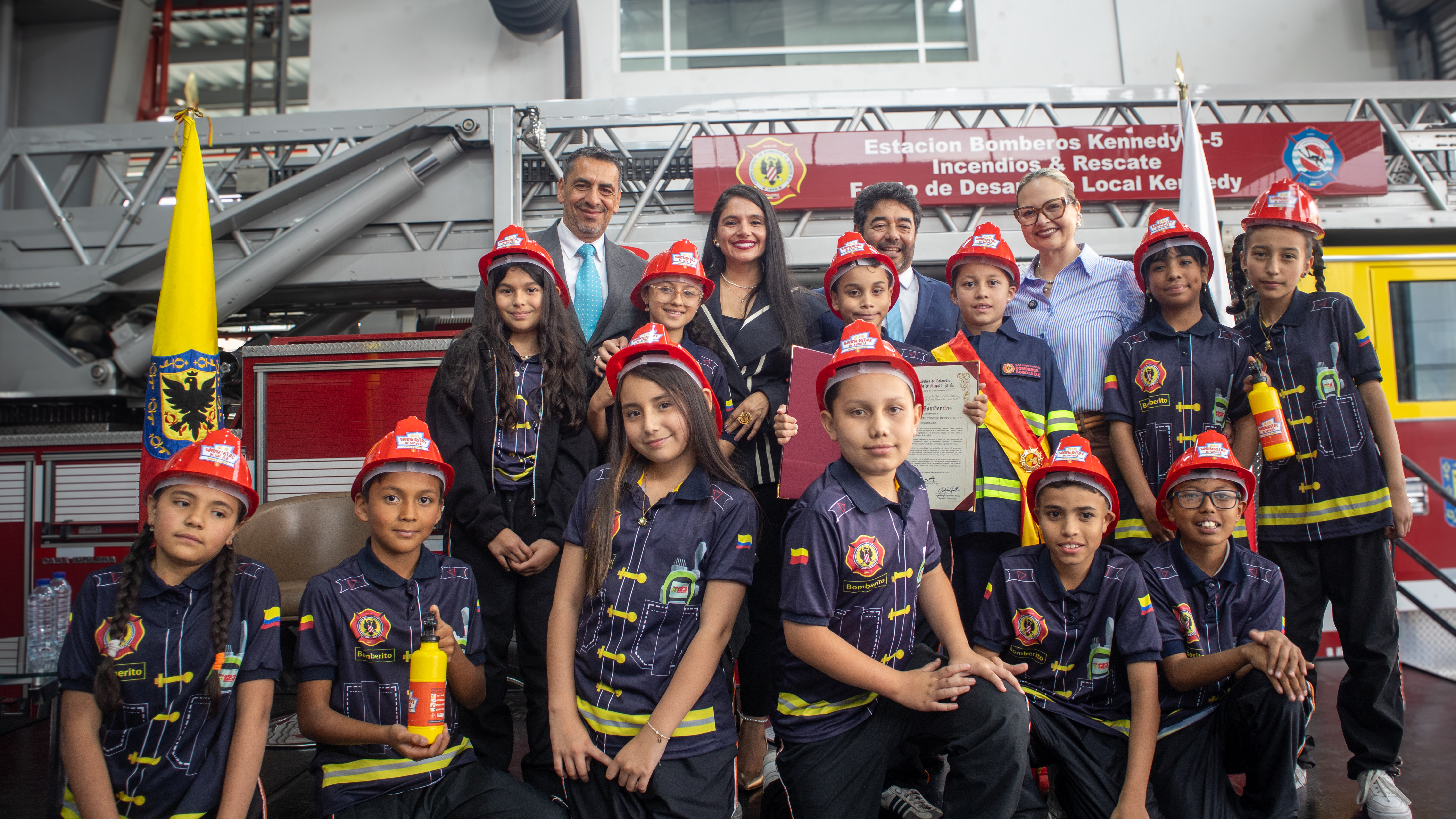 Foto reconocimiento niños programa Bomberitos