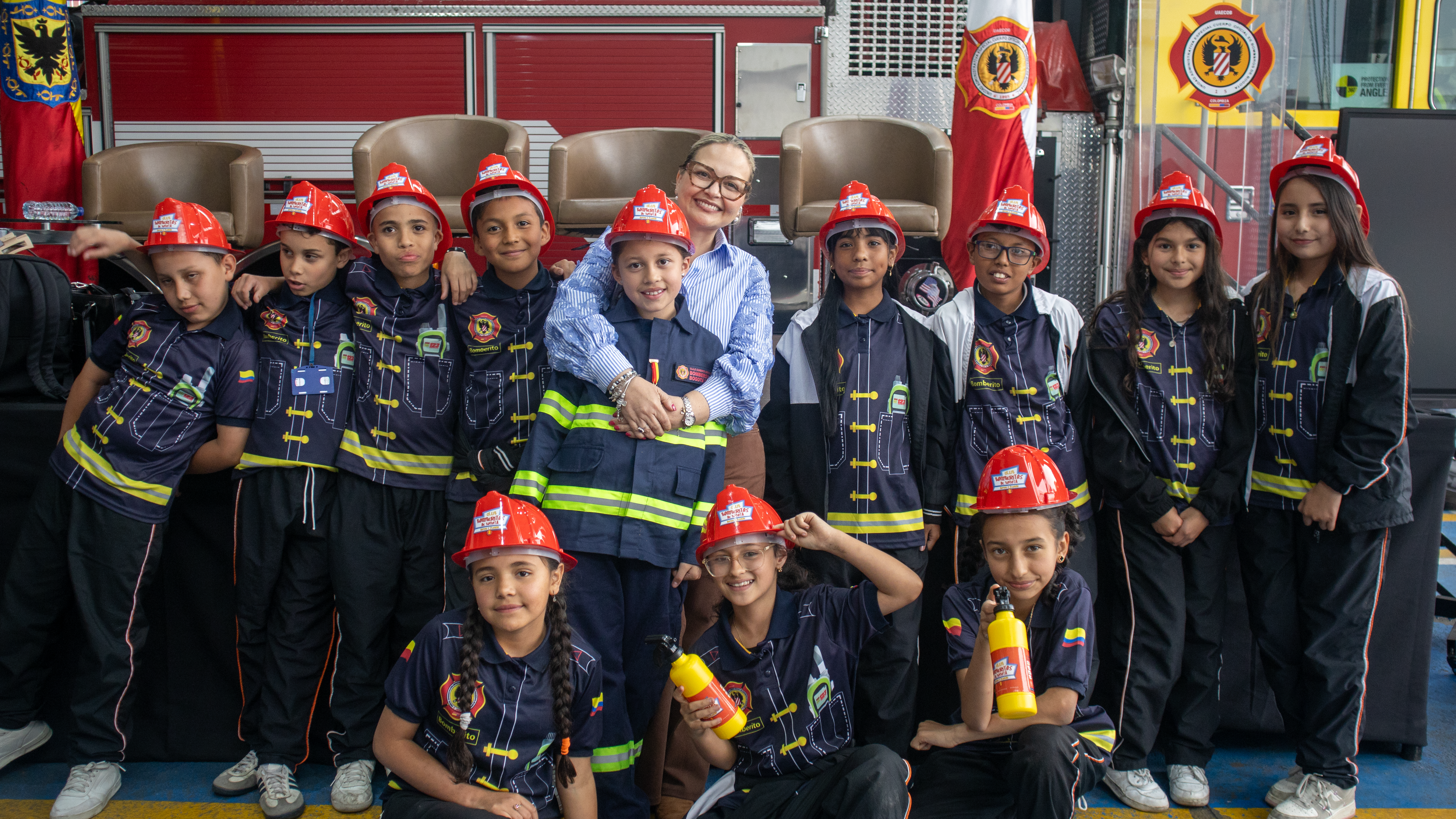 Foto reconocimiento niños programa Bomberitos