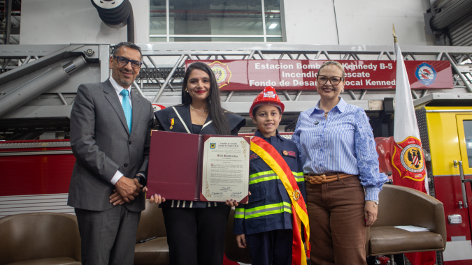 <p>La concejal Rocío Dussán exalta al Programa Bomberitos con la Orden Civil al Mérito José Acevedo y Gómez por sus 60 años de servicio a la ciudad</p>
