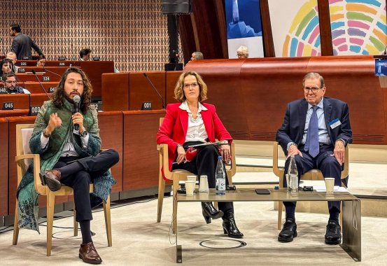 <p>“Los niños y niñas en Colombia son reclutados por la delincuencia y al primer gobierno de izquierda del país, no le importa”: Concejal Julián Sastoque ante el Consejo Europeo</p>