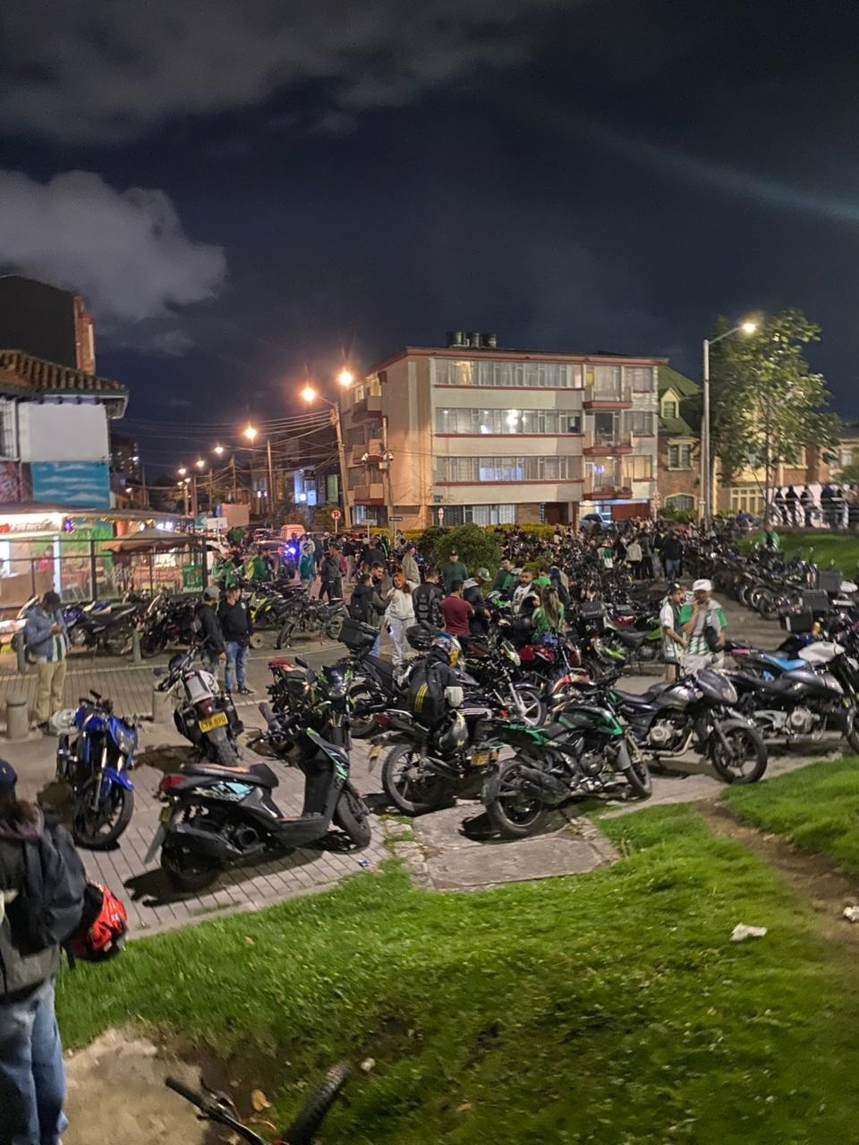 Foto aglomeración hinchas del fútbol en la plazoleta Luis Carlos Galan