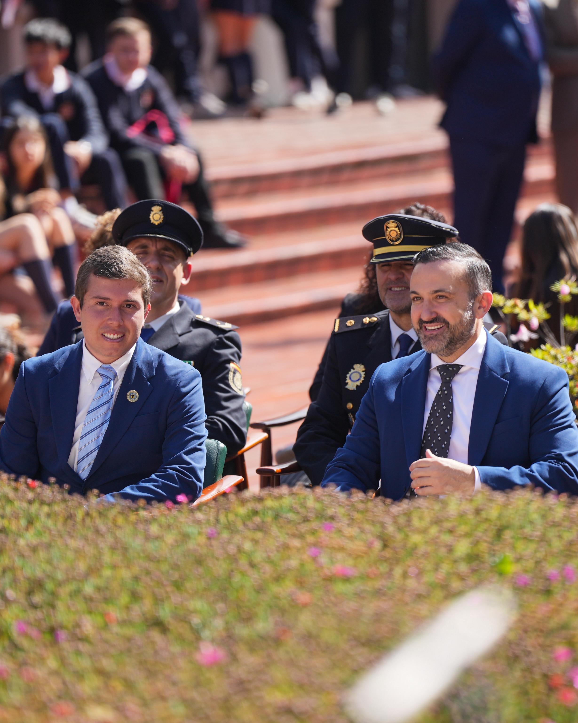 En esta foto aparecen el concejal Araque y el embajador de España