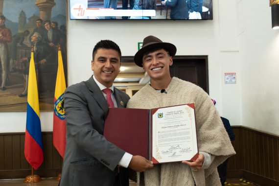 <p>Julián Pinilla “El Chico de la Ruana” fue condecorado por el Concejo de Bogotá</p>