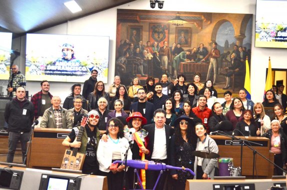 <p>Bogotá honra a una de sus voces más influyentes en sostenibilidad: Andrea DeFrancisco recibe condecoración por su aporte ambiental y cultural</p>