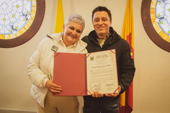 <p>Doña Yaneth Franco, la vendedora del Verbenal que enfrentó a encapuchados, personajes del año en el Concejo de Bogotá</p>