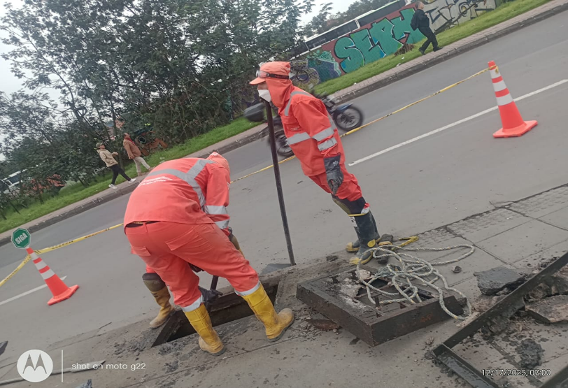 funcionarios de la empresa de aseo relaizando lipmpieza de alcantarillas