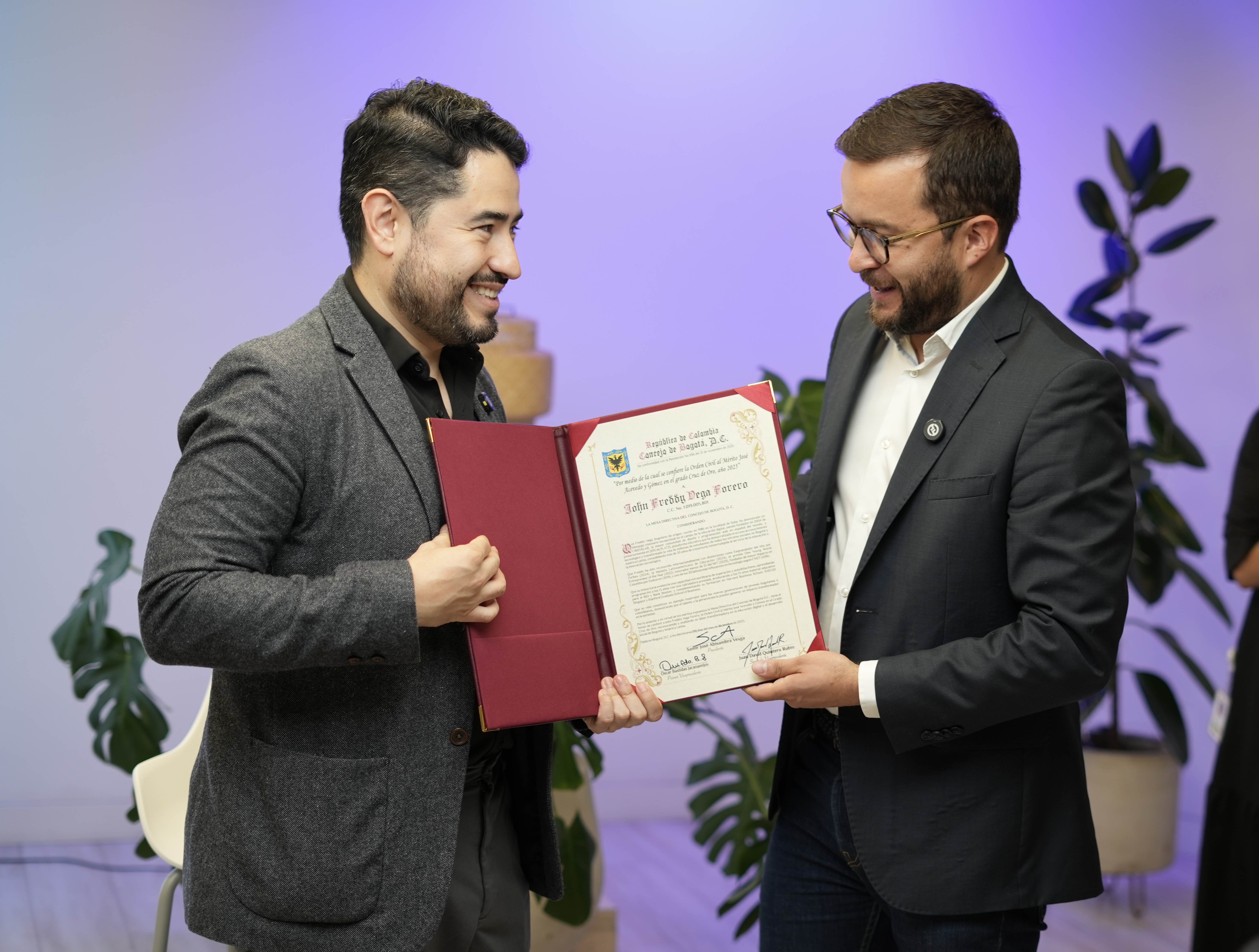 Fotografía Concejal Andrés Barrios entrega condecoración al fundador y CEO de Platzi