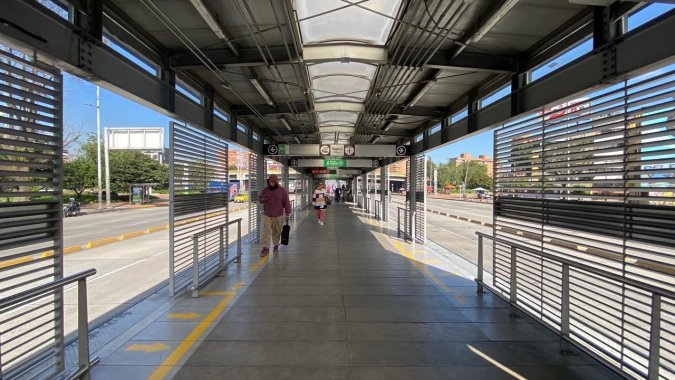 <p>Concejal Diana Diago denuncia retrasos e incumplimientos en la instalación de puertas en las estaciones de TransMilenio mientras Galán anuncia alza en la tarifa del pasaje</p>