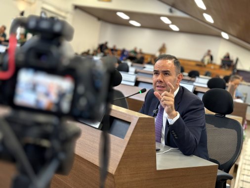 <p>Sube TransMilenio, baja el cumplimiento del Gobierno Nacional: concejal Marco Acosta</p>