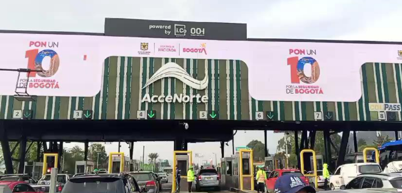 Publicidad "Pon un 10 por la seguridad DE BOGOTÁ" en el peaje AcceNorte