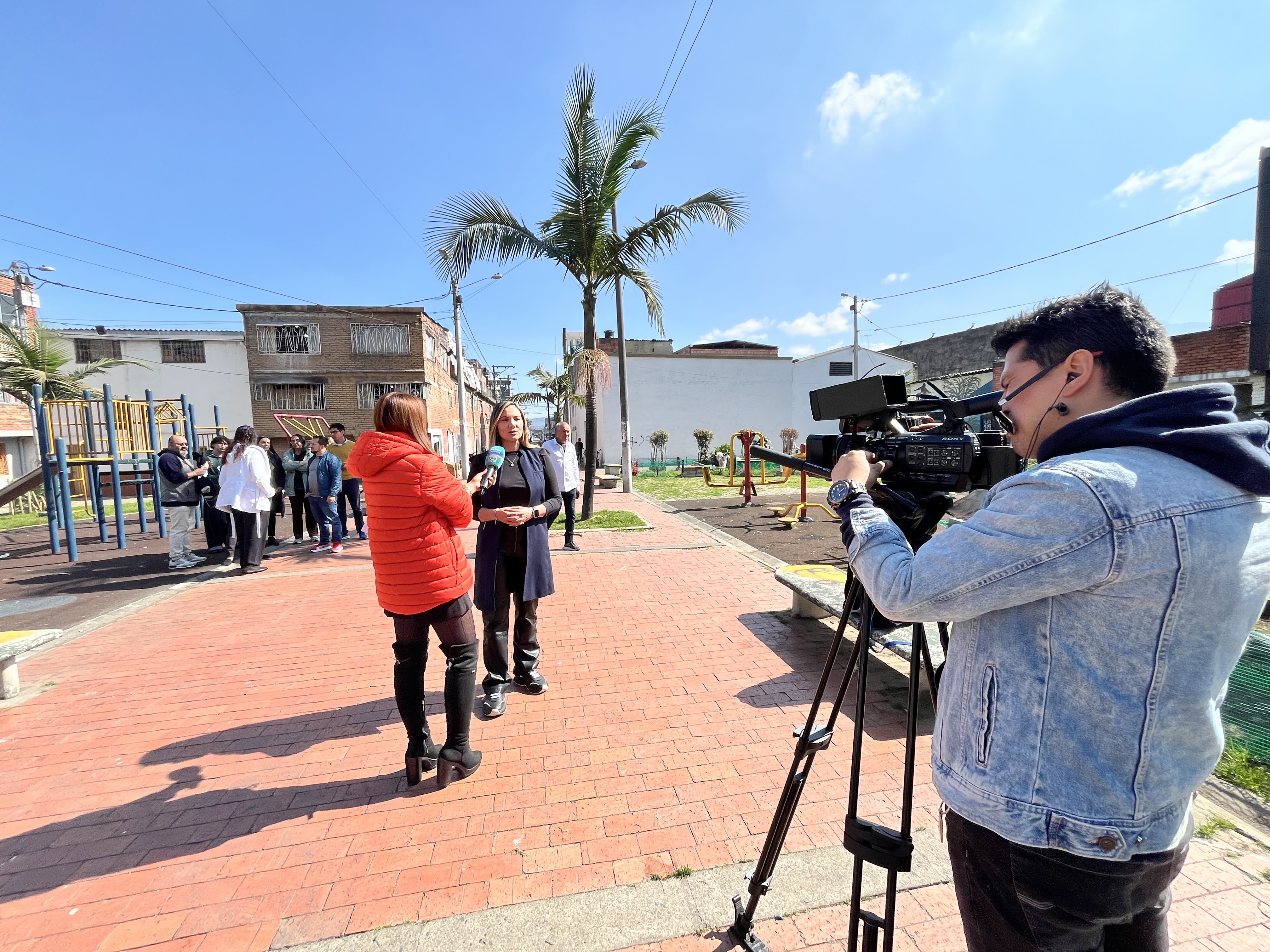 En esta foto la H.C. María Clara Name en entrevista periodística 
