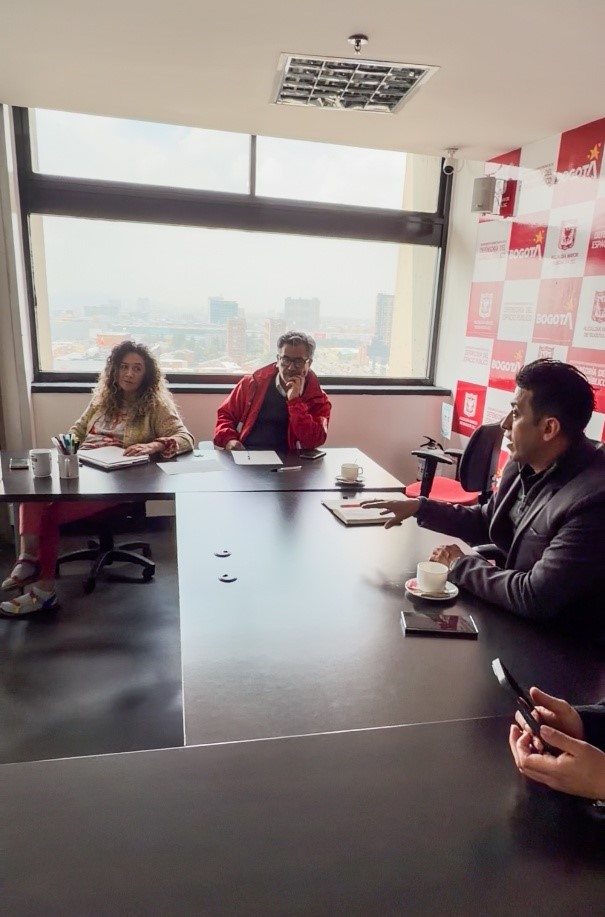 En esta fotografía aparece el concejal Fuchi reunido con funcionarios distritales del espacio publico 