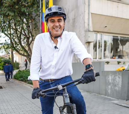 <p>Día sin carro ha logrado reducciones históricas en la contaminación del aire en Bogotá, revela el concejal David Saavedra</p>