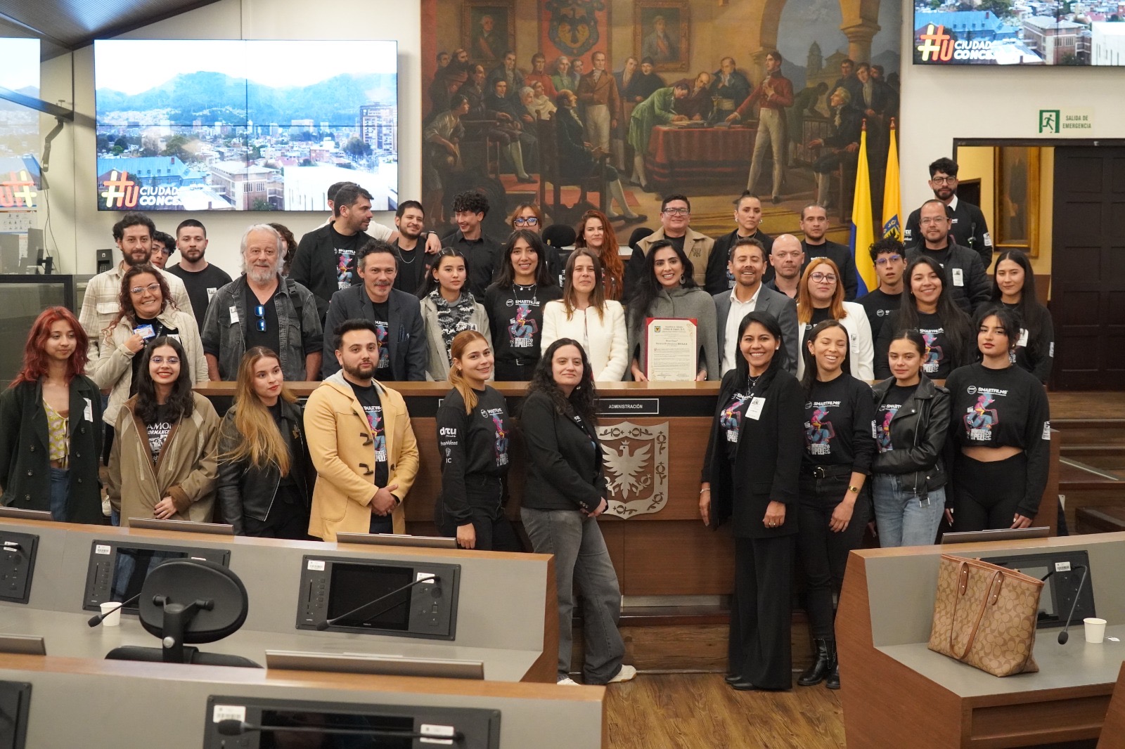 Concejal Cristina Calderon y CEO Smartfilms junto a más personas en el Recinto los Comuneros