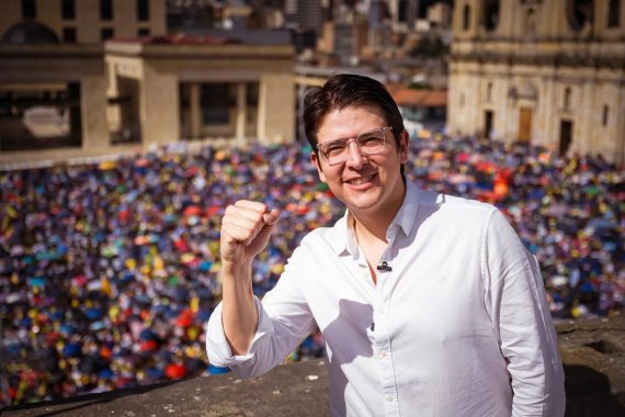 <p>Concejo de Bogotá aprueba histórico homenaje a Miguel Uribe Turbay: Calles, estaciones del Metro y TransMilenio, monumentos y día cívico llevarán su nombre </p>