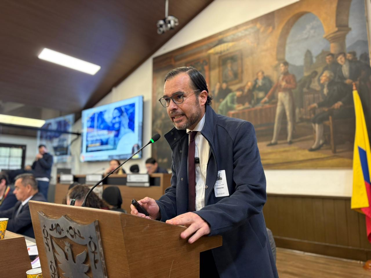 En esta imagen aparece César Pinzón en el atril del Recinto los Comuneros del Concejo de Bogotá 