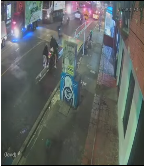 Imagen en la que se aprecia la situación de accidente para el motociclista 