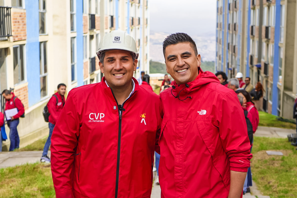 En esta foto el H.C. David Saavedra junto a un funcionario del distrito