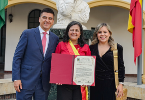 Carmen Teresa Castañeda, ex personera de Bogotá, fue condecorada por su trayectoria de servicio público a Bogotá.