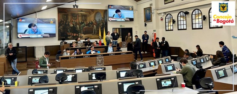 <p>Más de 1,3 millones de personas mayores en Bogotá enfrentan brechas en atención, salud y cuidado: alerta el Concejo</p>