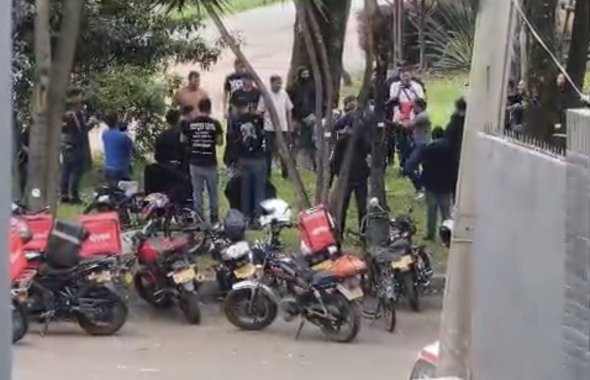 <p>Caos en Bogotá: denuncian “club de la pelea” de domiciliarios y ataques masivos en exclusiva zona de la ciudad</p>