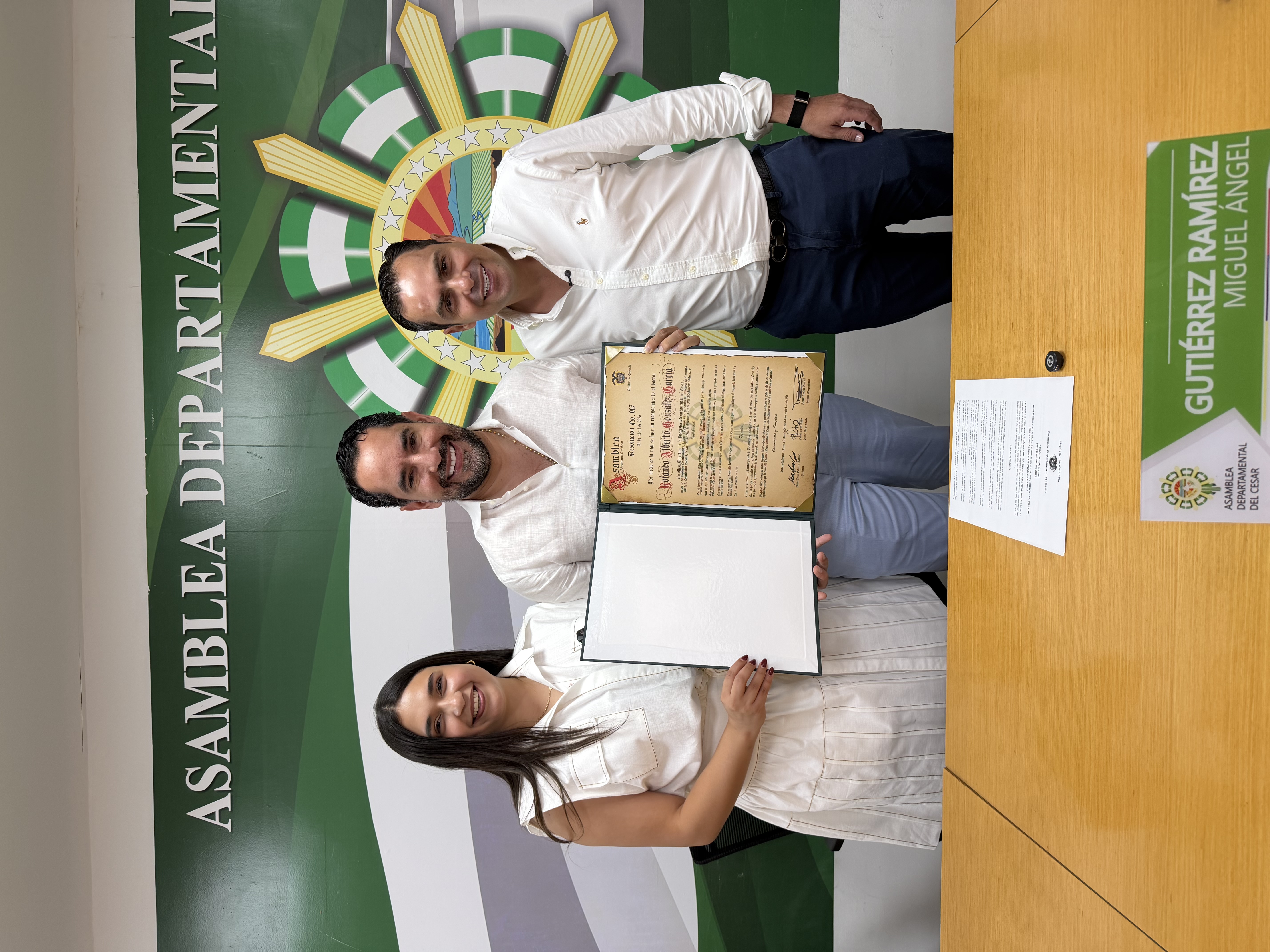 En esta foto el H.C. Rolando Gonzalez sosteniendo pergamino junto a funcionarios de la Adamblea Departamental del Cesar