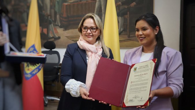 <p>She Is, una fundación donde las niñas pueden soñar en grande recibe la “Orden Civil al Mérito José Acevedo y Gómez” en el Grado Cruz de Plata del Concejo de Bogotá</p>