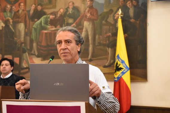 <p>La pelota no se mancha”: José Cuesta Novoa se retiró como ponente del proyecto de exenciones a la Federación Colombiana de Fútbol y denunció ausencia de garantías en el trámite</p>