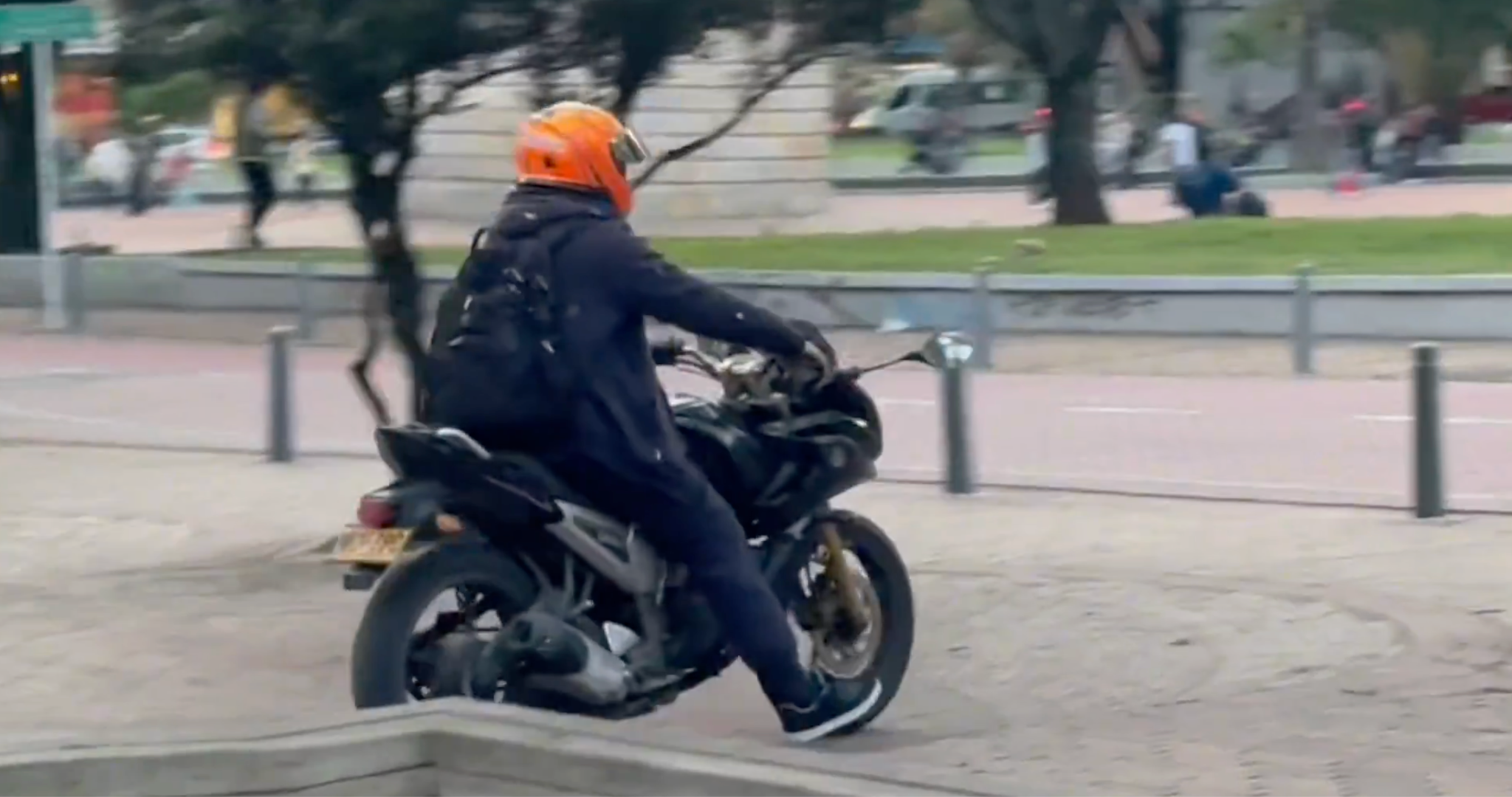 Imagen donde se aprecia a un motociclista movilizandoce sobre el sendero peatonal