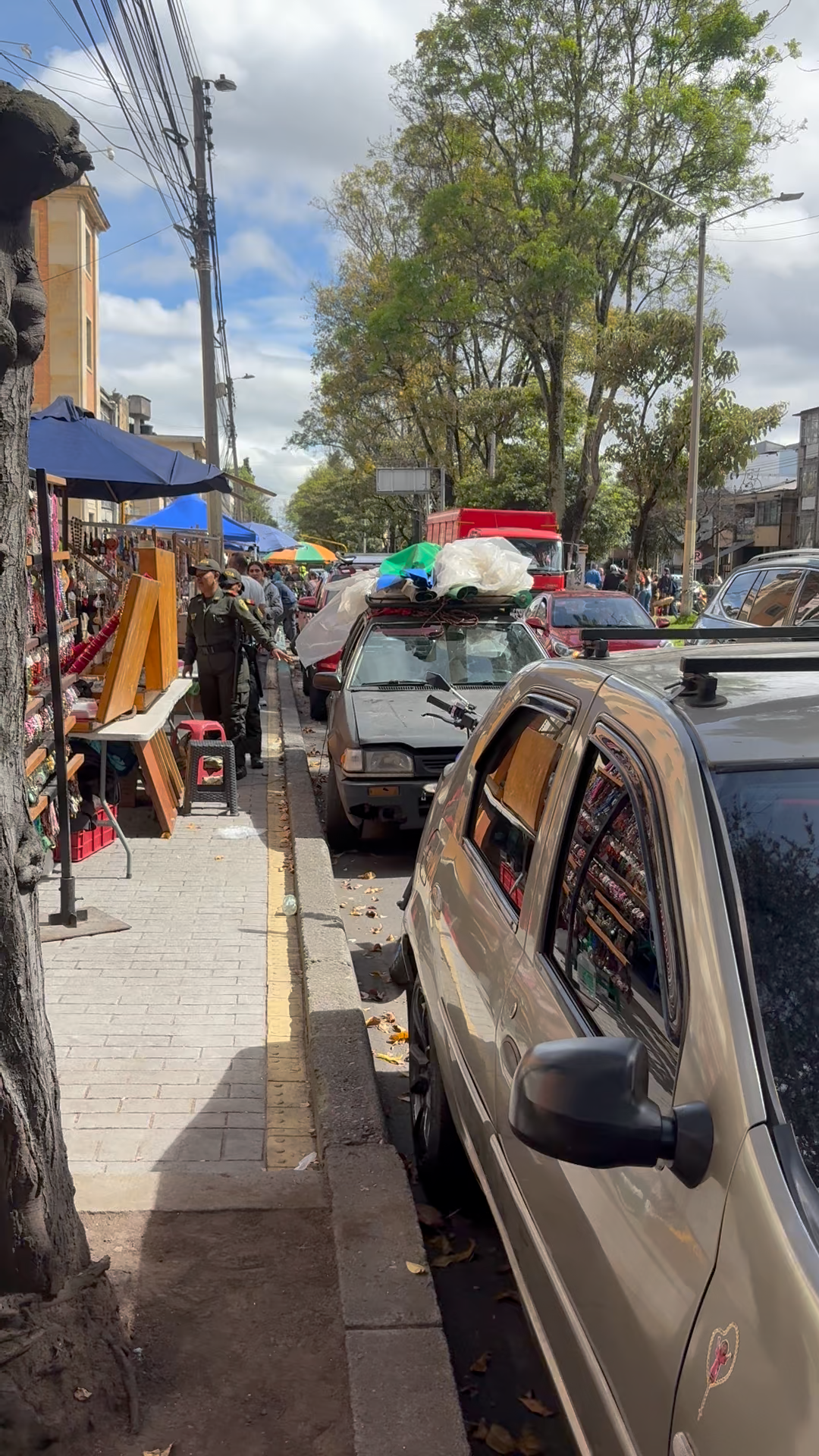 Imagen de carros mal parqueados 