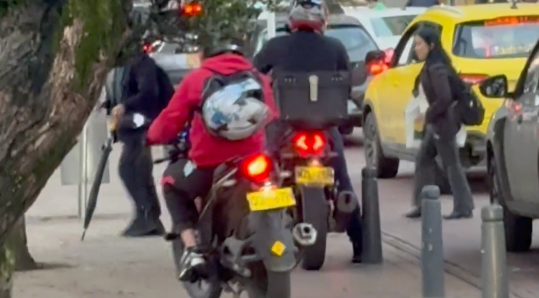 Imagen donde se aprecian varios motociclistas sobre las aceras