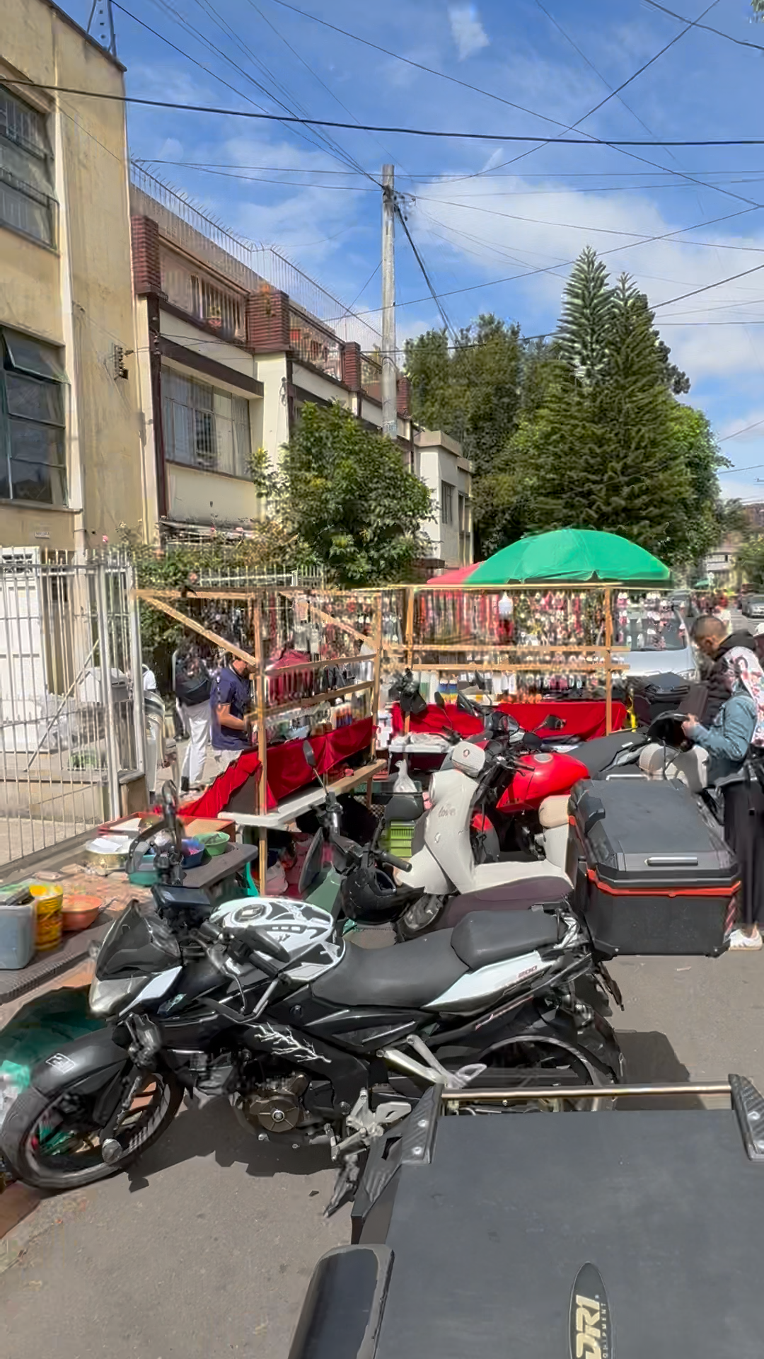 Imagen de motos mal parqueadas