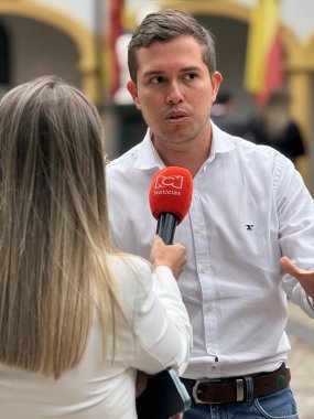 <p>Las estaciones de Policía no pueden seguir siendo cárceles”: Bogotá baja el hacinamiento del 172 % al 45 % y destapa casos de presos por más de cinco años en URI </p>