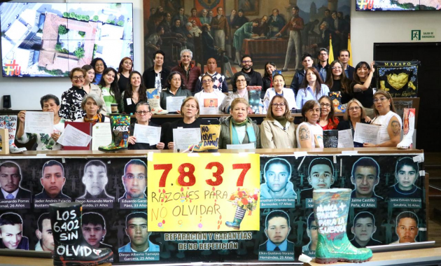 <p>Ana Teresa Bernal rinde homenaje a las madres de MAFAPO en el Concejo de Bogotá</p>