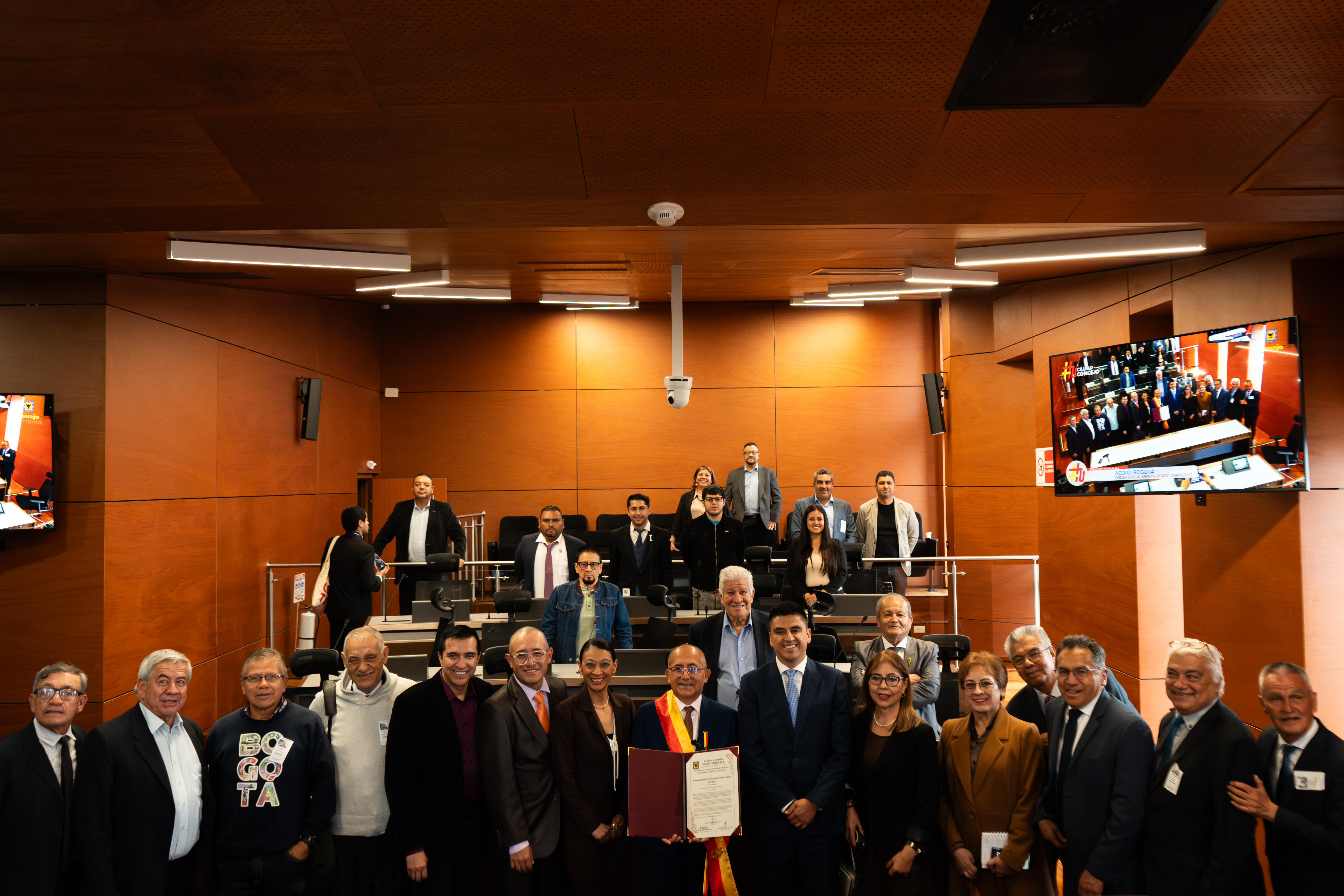 En esta foto el concejal David Saavedra junto a personas de Acord Bogotá en la ceremonia de condecoración