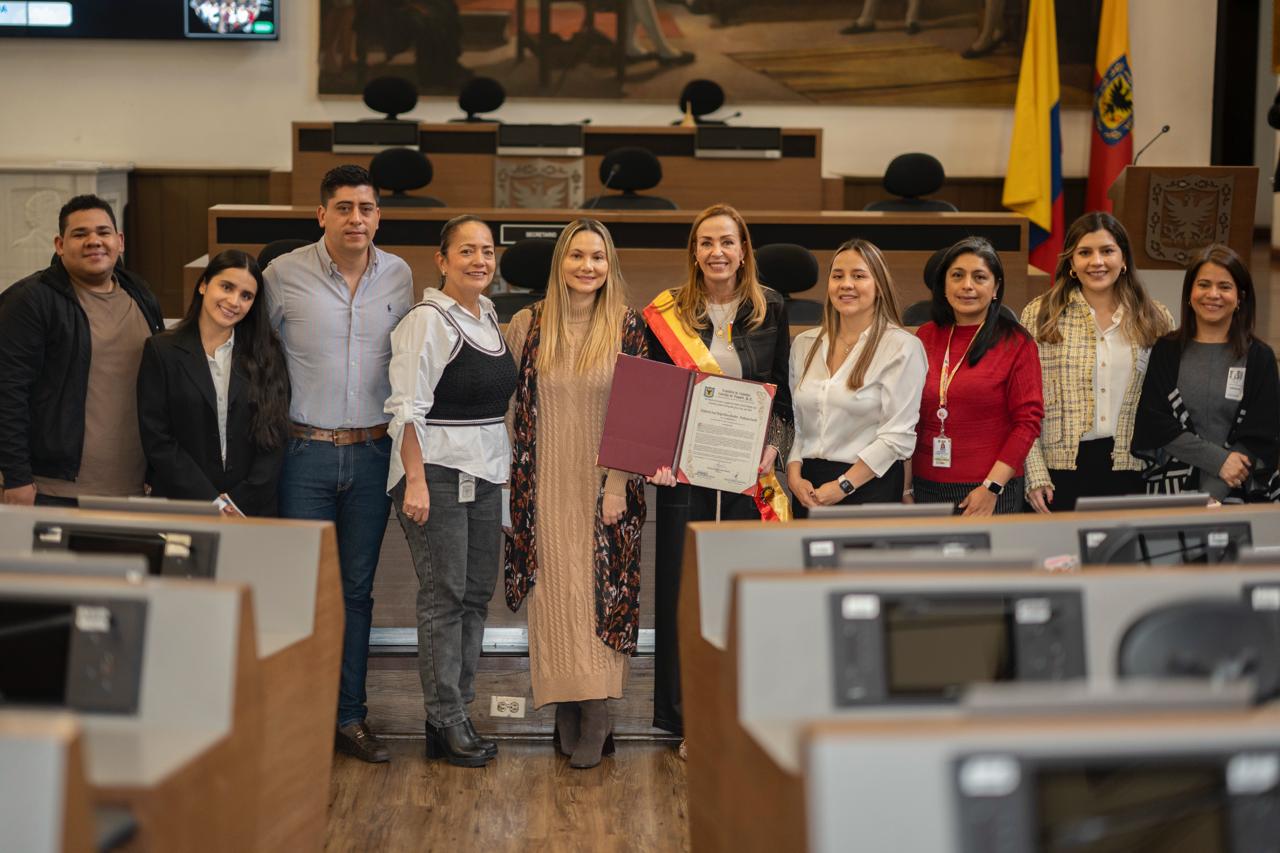 En esta foto la H.C. María Clara Name junto a personas de la fundación Juanfe en la ceremonia de condecoración