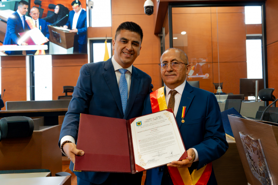 <p>Concejal Saavedra entrega máxima distinción a Acord Bogotá por su labor por el periodismo deportivo de la ciudad</p>
