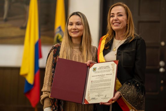 <p>Concejal María Clara Name entrega Orden Civil al Mérito José Acevedo y Gómez en el Grado Gran Cruz, a la Fundación Juanfe</p>
