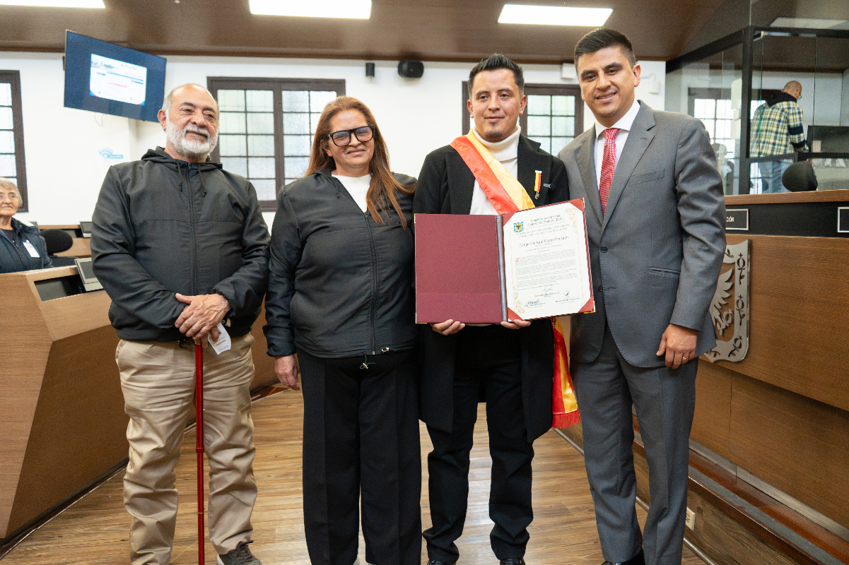En esta foto el H.C. David Saavedra junto a “Quike Clown" en la ceremonia de condecoración 