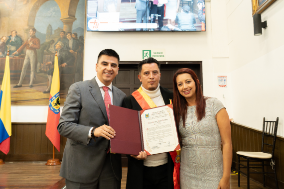 <p>“Quike Clown” fue condecorado por el concejal Saavedra como reconocimiento a su trabajo con la comunidad de Usme</p>